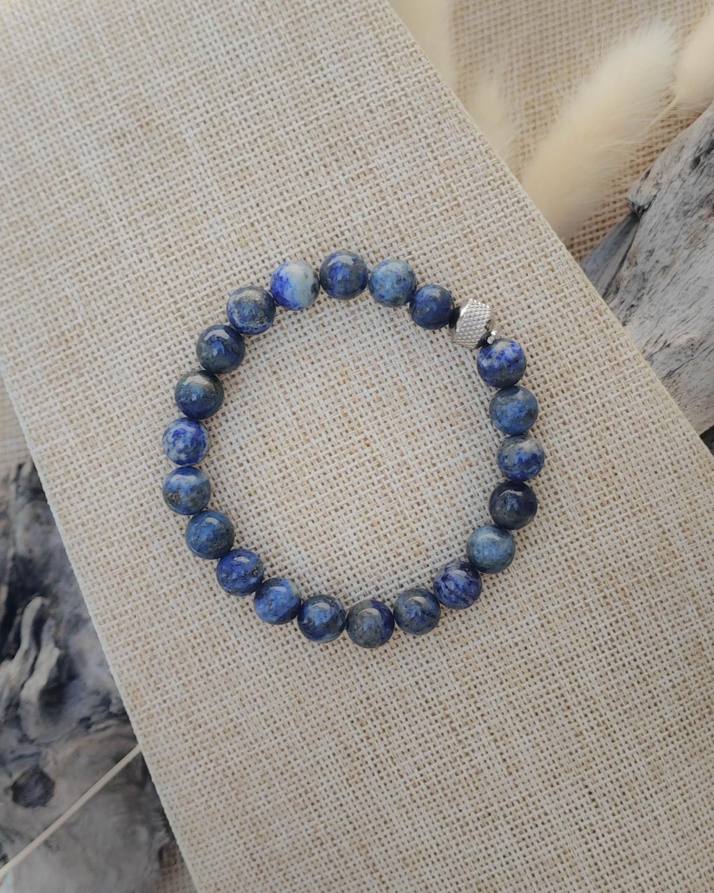 Vue de dessus du bracelet en lapis lazuli naturel montrant les perles et nuances de la pierre