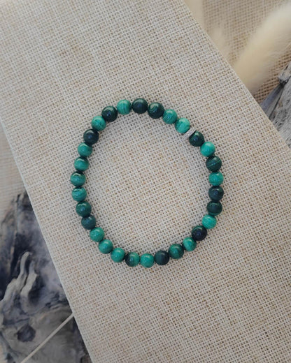 Vue de dessus du bracelet en malachite naturelle montrant les perles et nuances de la pierre