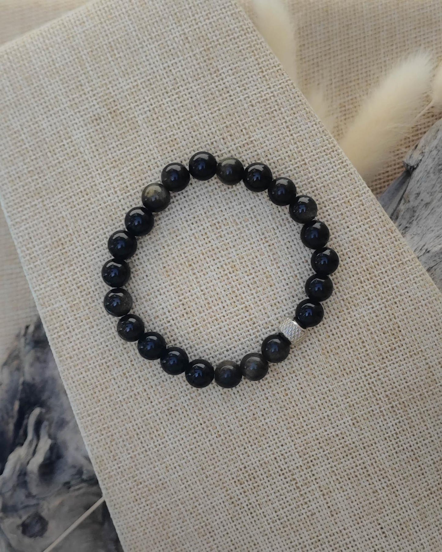 Vue de dessus du bracelet en obsidienne doree naturelle montrant les perles et nuances de la pierre