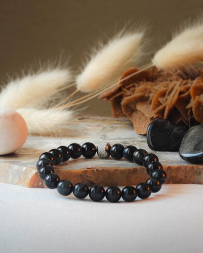 Bracelet en oeil de faucon naturel pose sur roche lisse avec epis blancs et pierre polie d’oeil de faucon