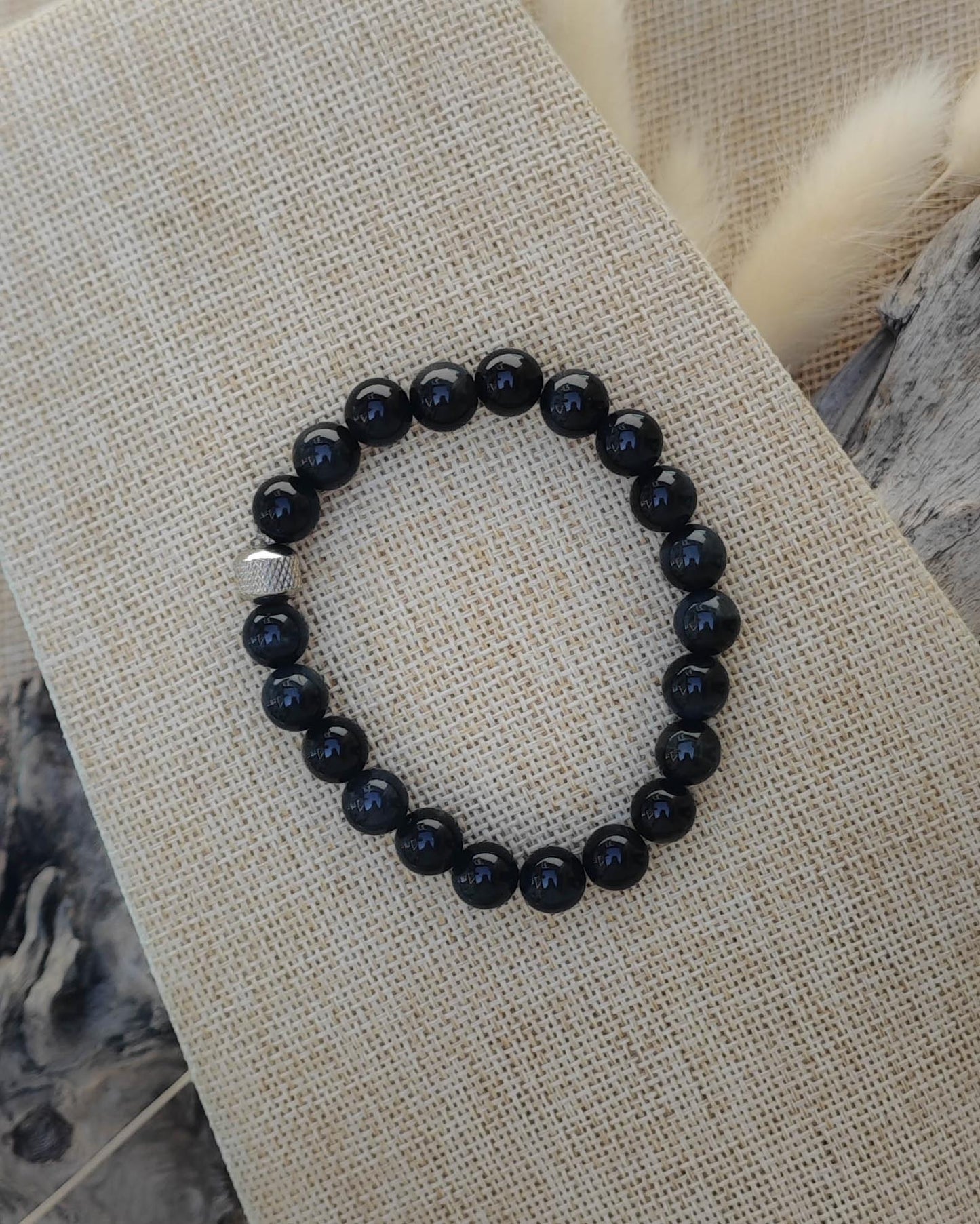 Vue de dessus du bracelet en oeil de faucon naturel montrant les perles et nuances de la pierre