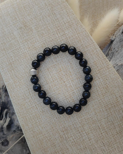 Vue de dessus du bracelet en oeil de faucon naturel montrant les perles et nuances de la pierre