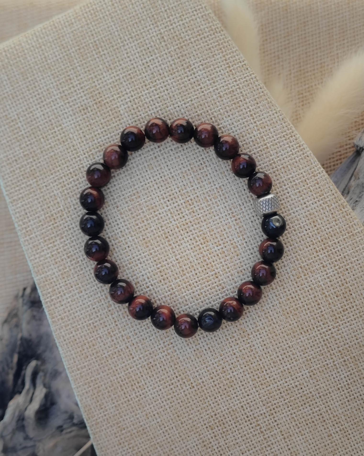 Vue de dessus du bracelet en oeil de taureau naturel montrant les perles et nuances de la pierre