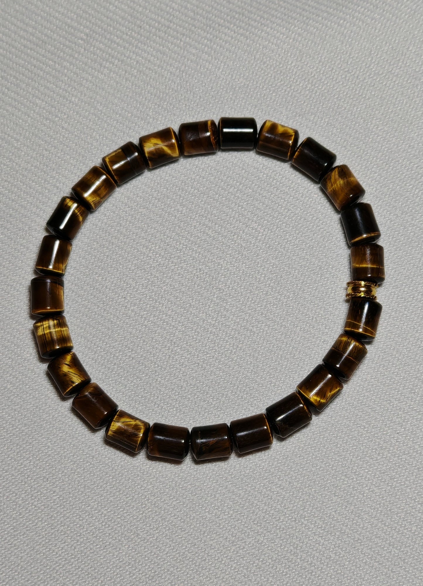 Bracelet Oeil de Tigre perle Tonnaux gros plan sur fond blanc