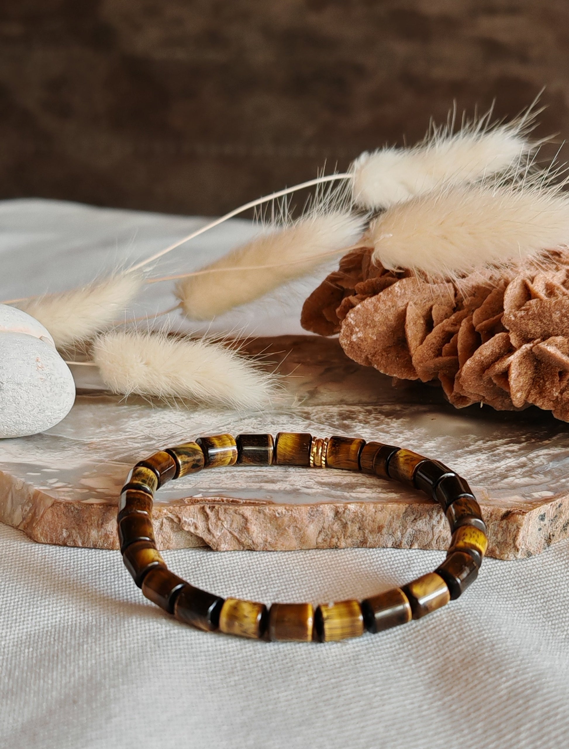 Bracelet Oeil de Tigre perle Tonnaux sur support en roche blanche