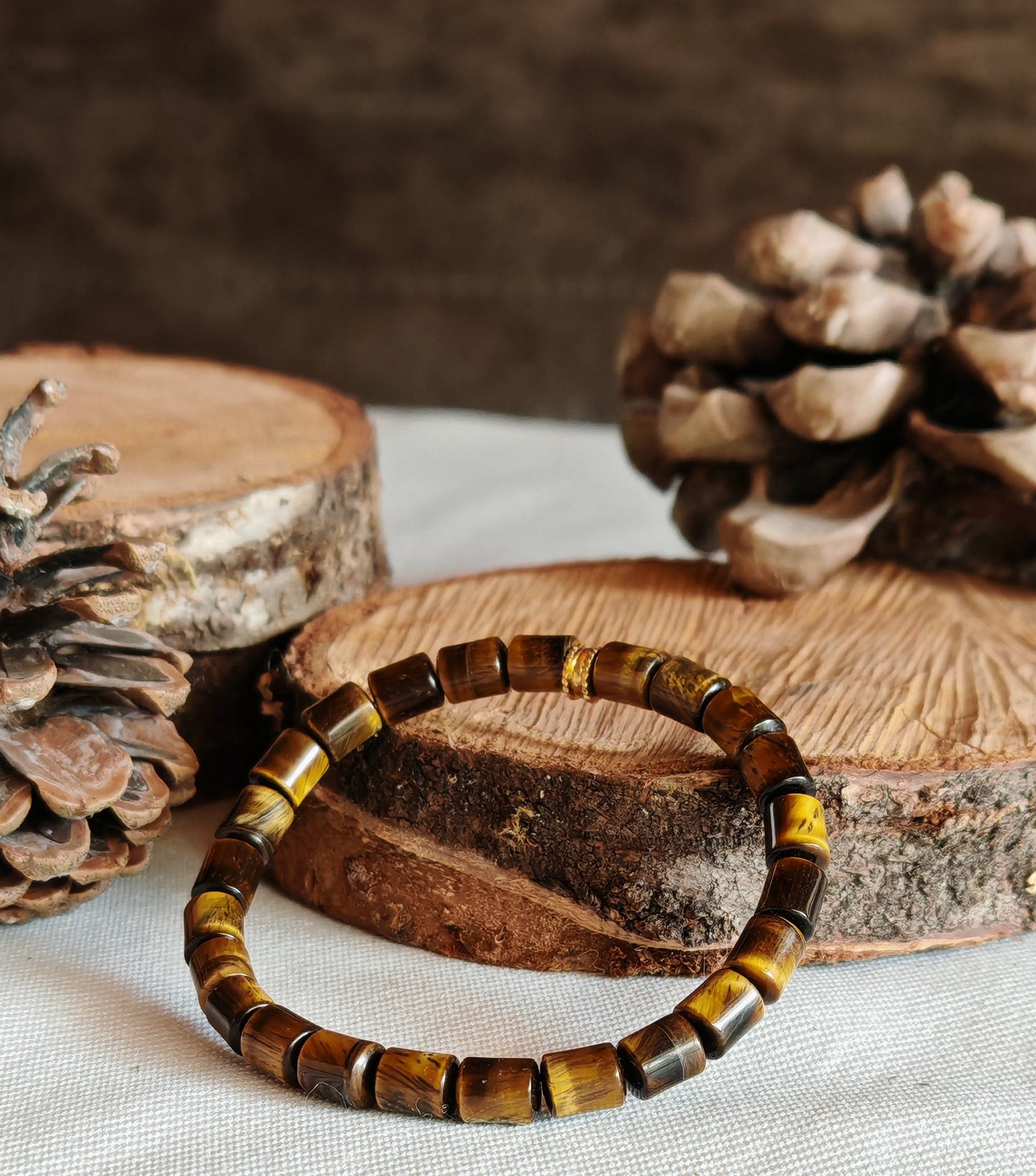 Bracelet Oeil de Tigre perle Tonnaux sur support en bois
