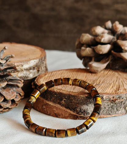 Bracelet Oeil de Tigre perle Tonnaux sur support en bois