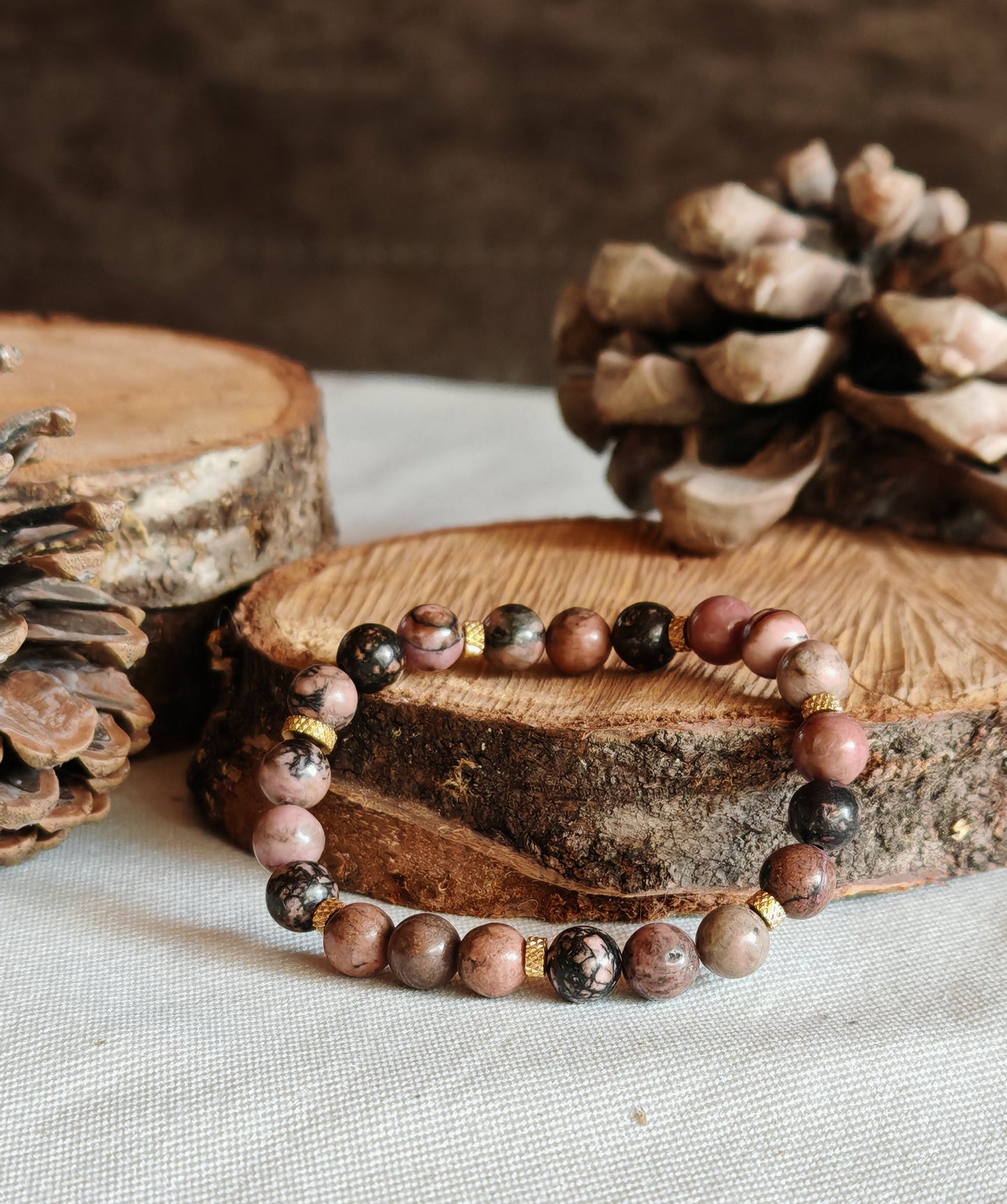 Bracelet Rhodochrosite sur support en bois