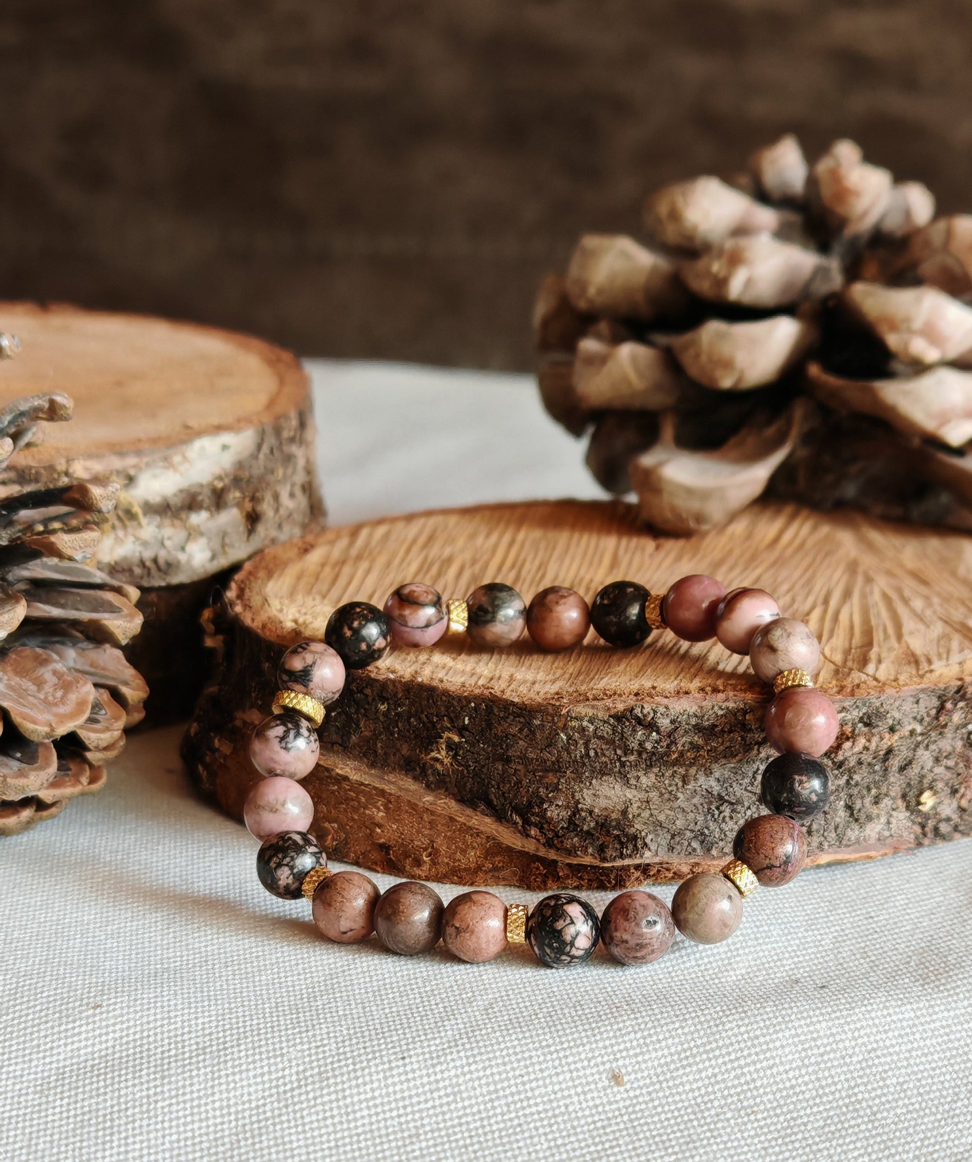 Bracelet Rhodochrosite sur support en bois