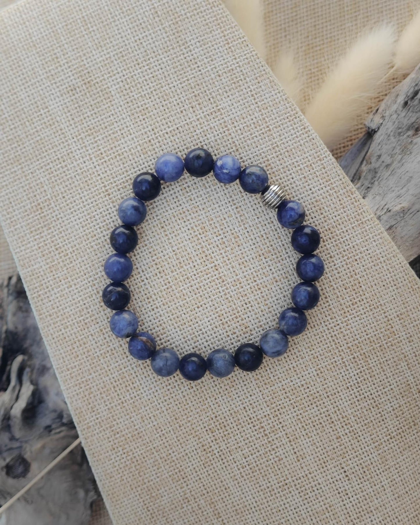 Vue de dessus du bracelet en sodalite naturelle montrant les perles et nuances de la pierre