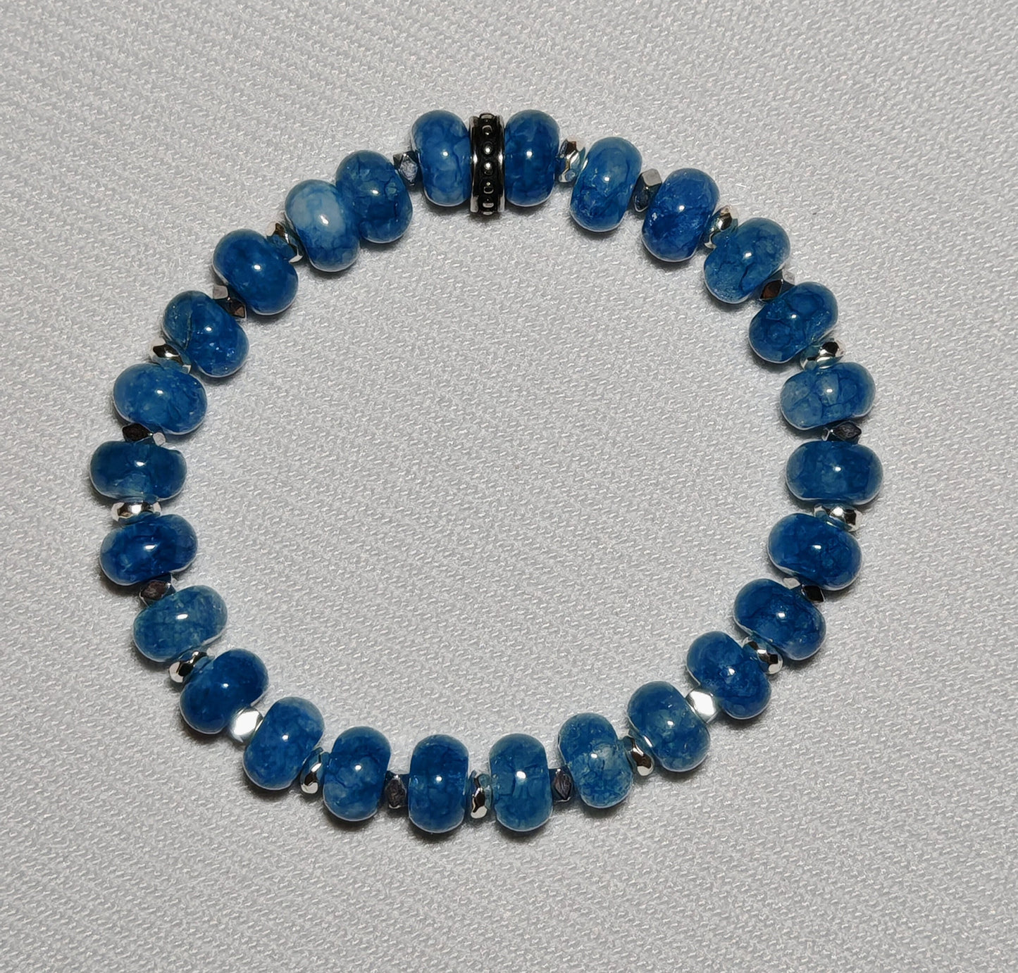 Bracelet aigue marine gros plan sur fond blanc