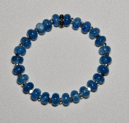 Bracelet aigue marine gros plan sur fond blanc