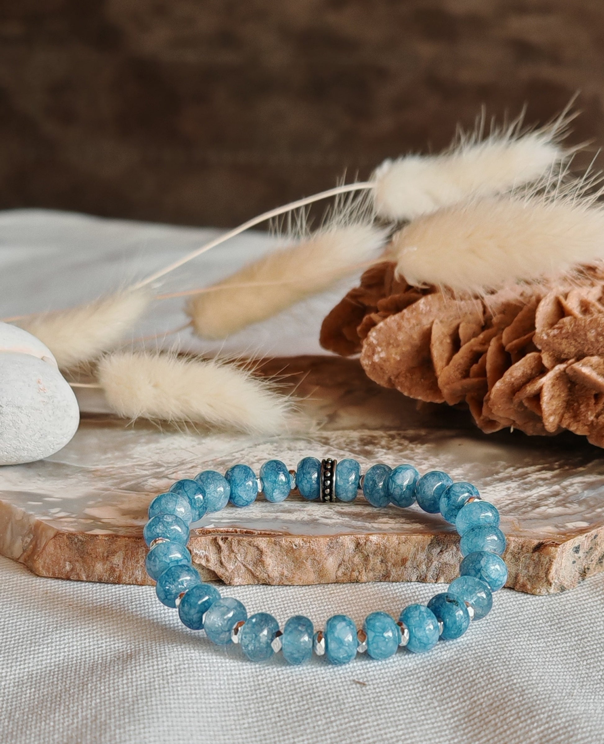 Bracelet aigue marine sur support en roche blanche
