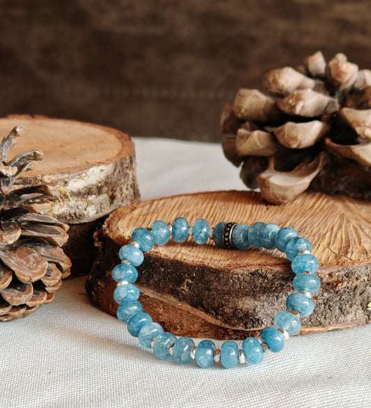 Bracelet aigue marine sur support en bois