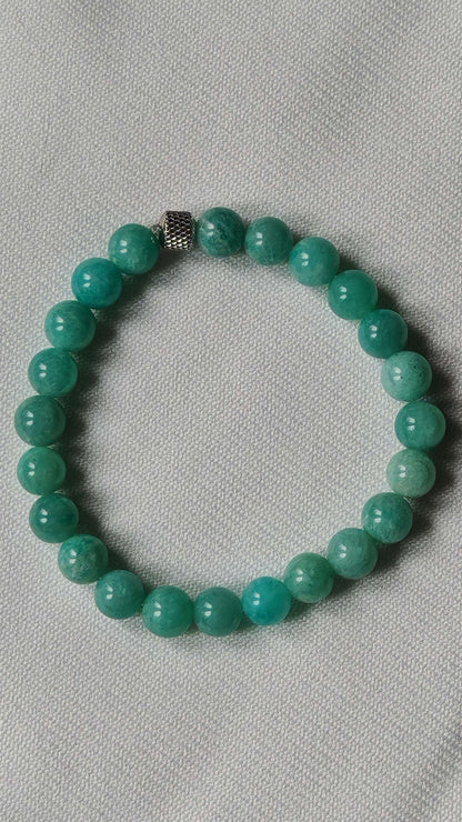 Bracelet amazonite sur tissus blanc