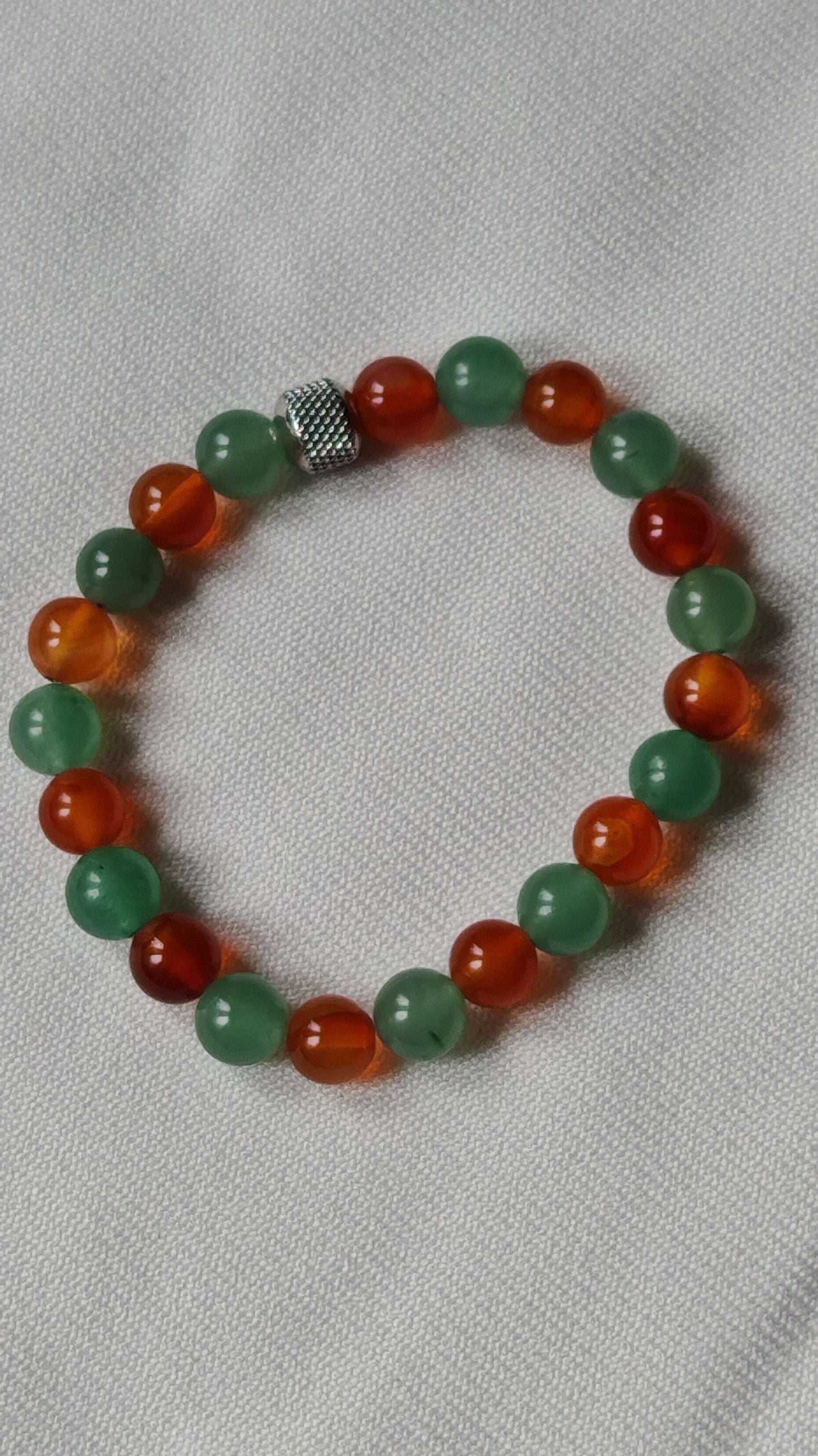 Bracelet cornaline et aventurine  sur tissus blanc