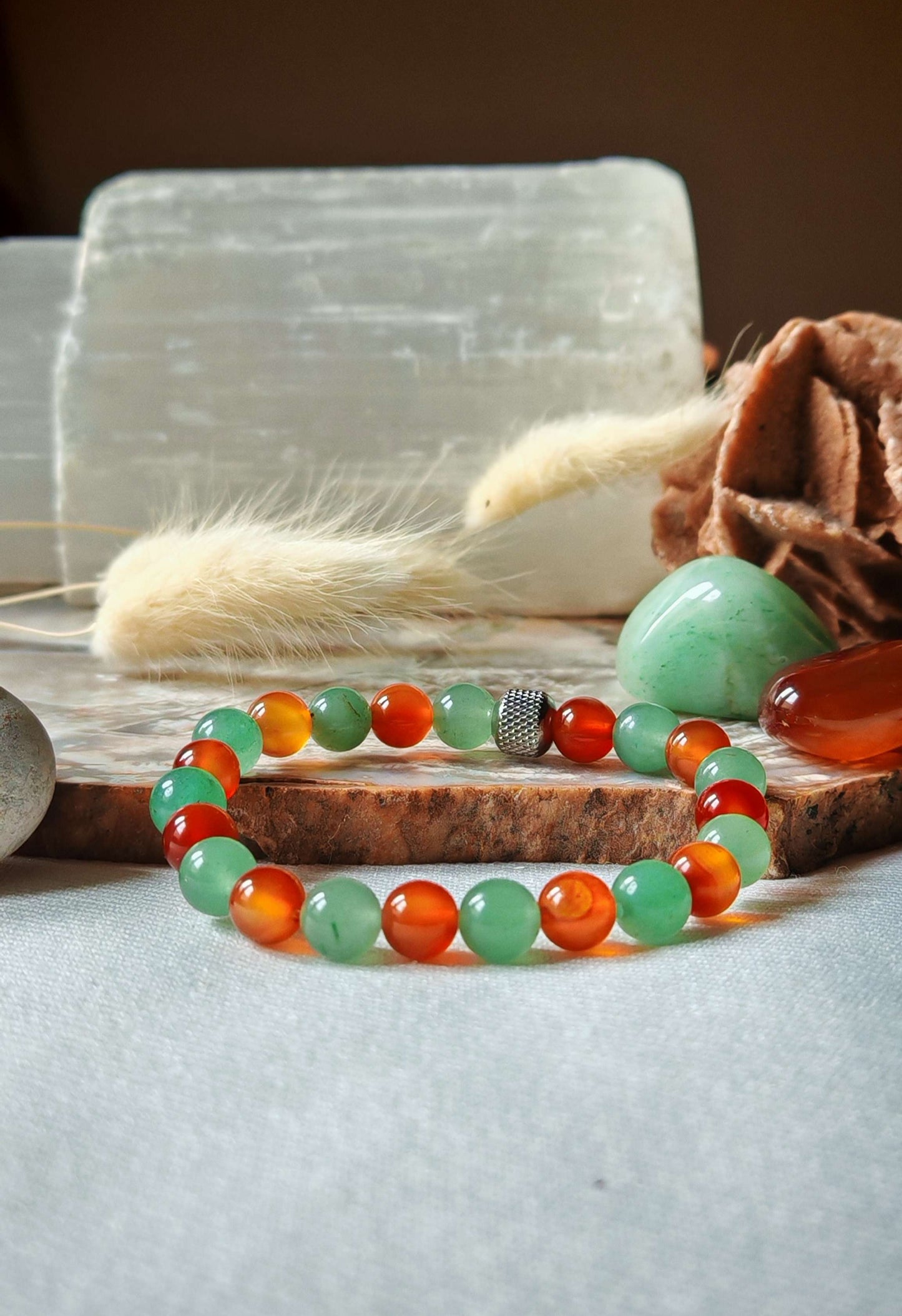 Bracelet cornaline et aventurine posé sur roche 