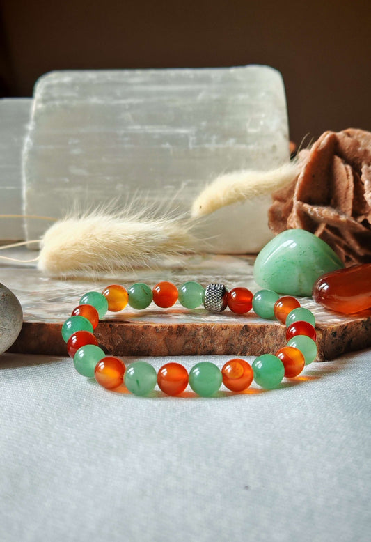 Bracelet cornaline et aventurine posé sur roche 