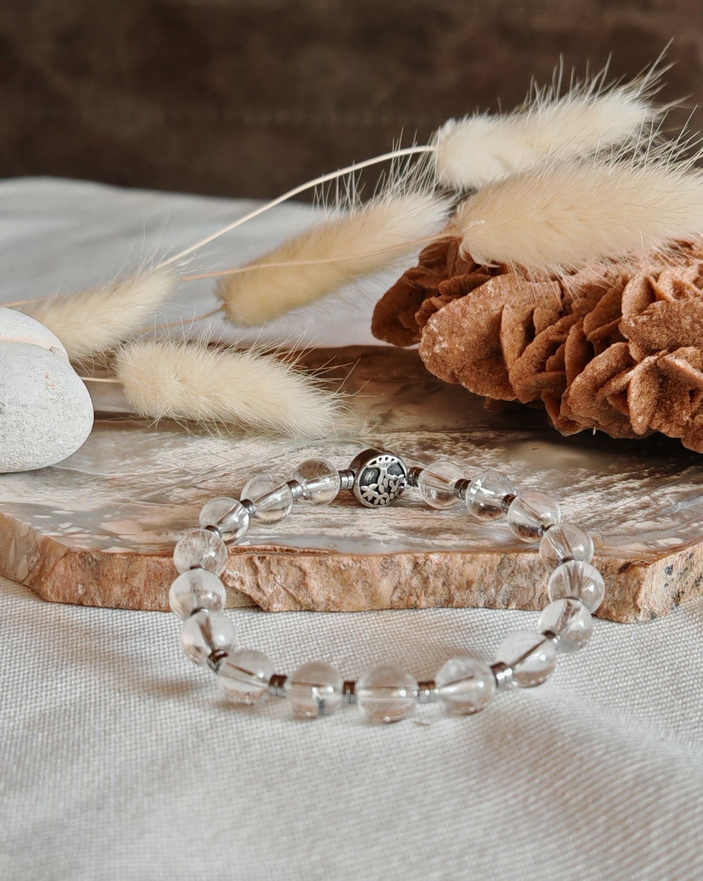 Bracelet cristal sur support en roche blanche