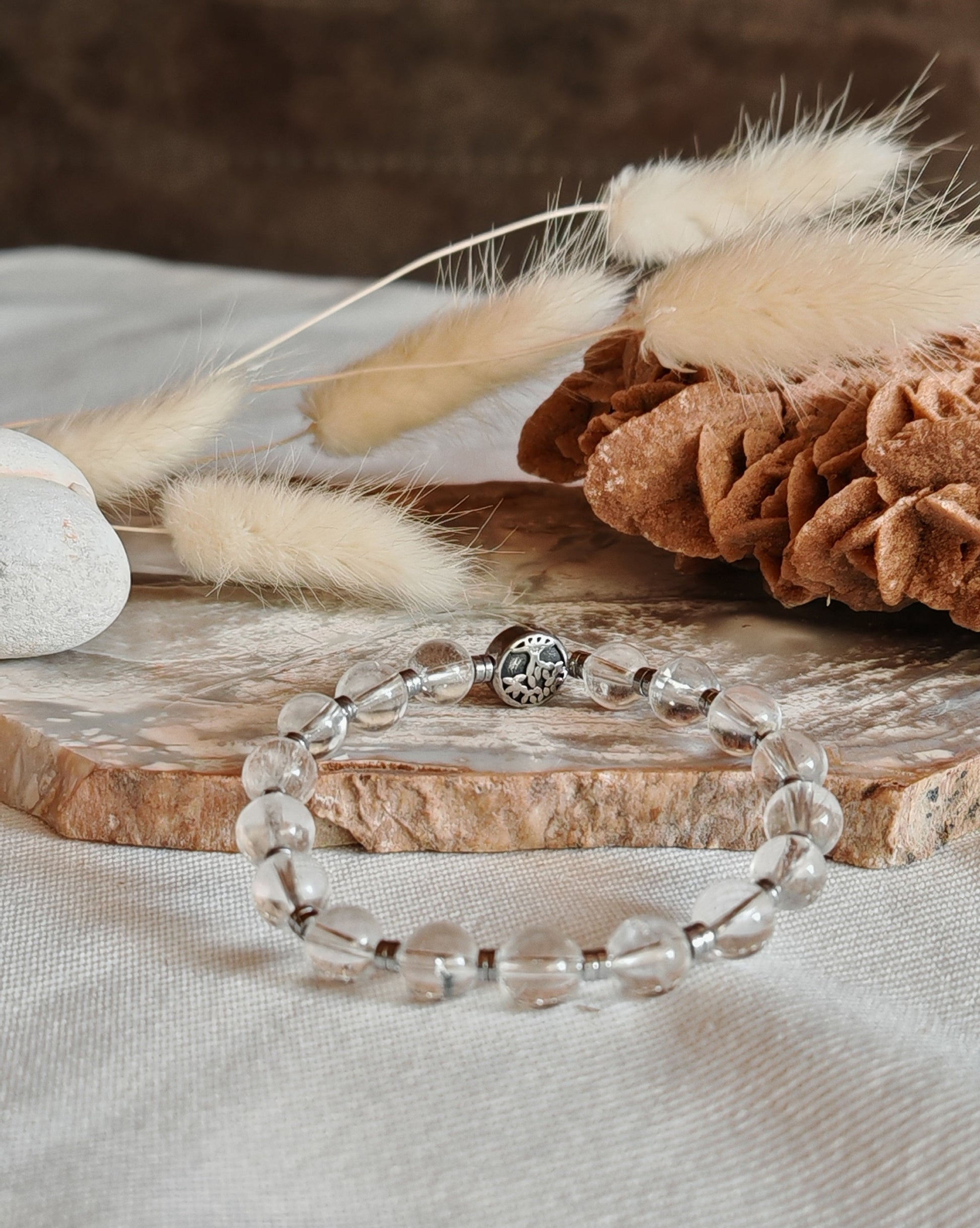 Bracelet cristal sur support en roche blanche