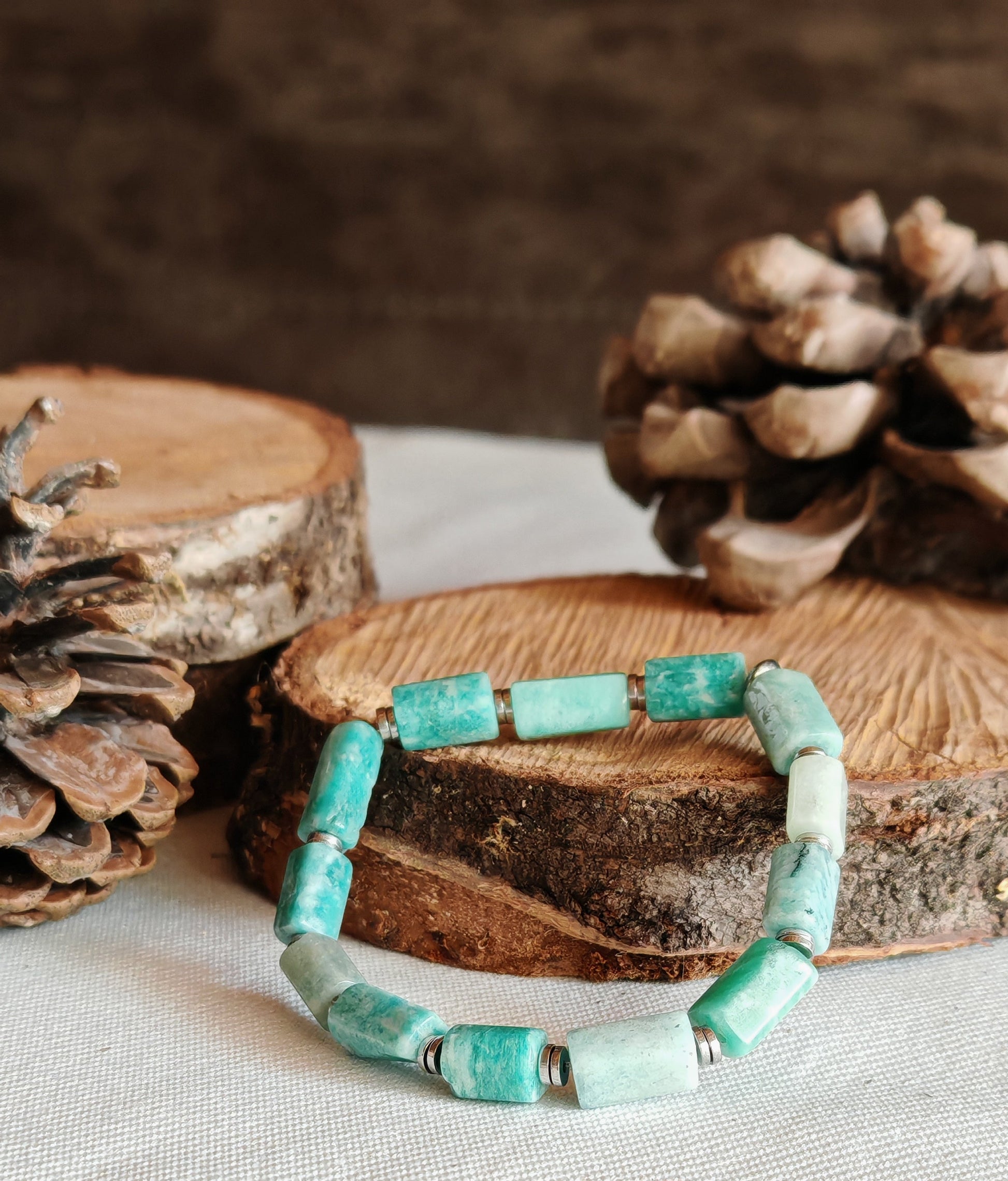 Bracelet en Amazonite sur support en bois