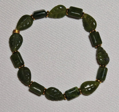 Bracelet en Jade feuille gros plan sur fond blanc