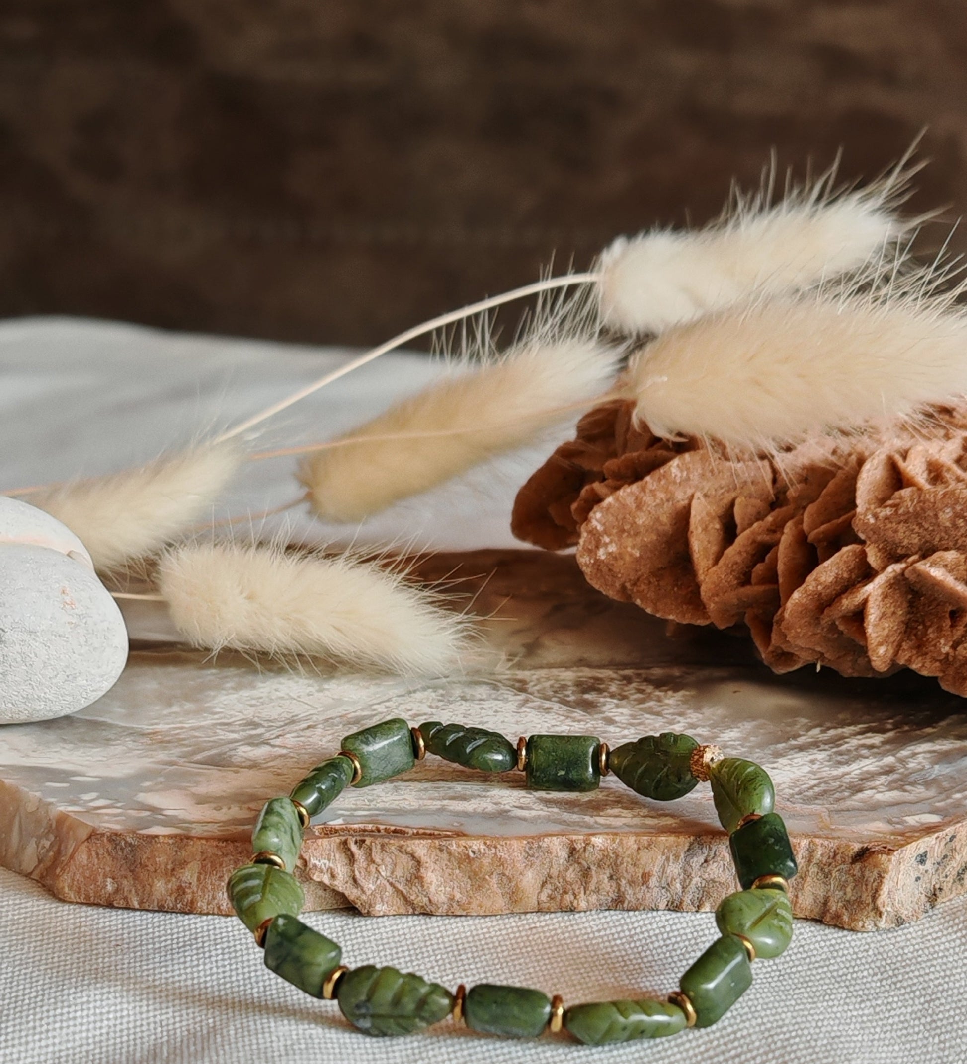 Bracelet en Jade feuille sur support en roche blanche