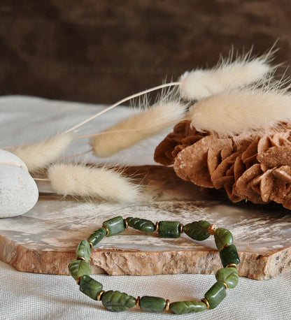 Bracelet en Jade feuille sur support en roche blanche