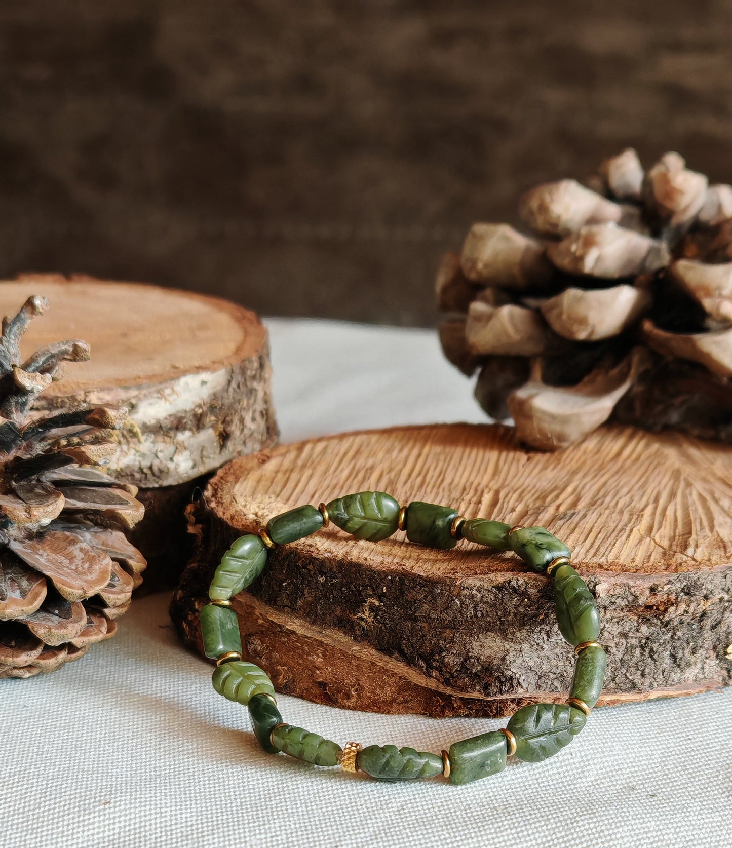 Bracelet en Jade feuille sur support en bois