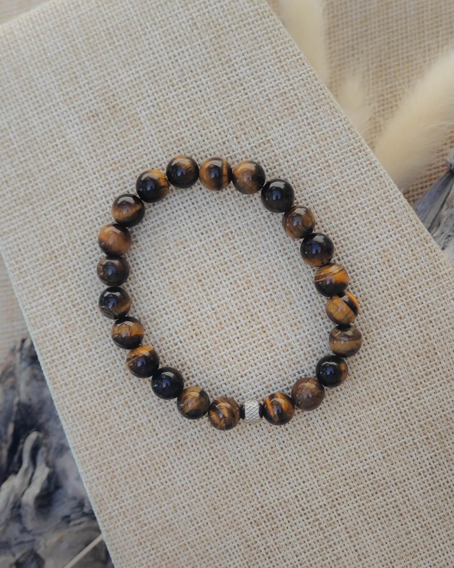 Vue de dessus du bracelet en Œil de Tigre naturel, mettant en évidence les perles et les nuances de la pierre.