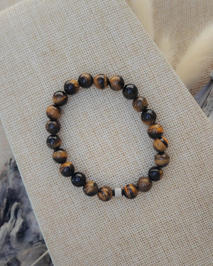 Vue de dessus du bracelet en Œil de Tigre naturel, mettant en évidence les perles et les nuances de la pierre.