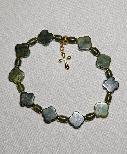 Bracelet jade fleur gros plan sur fond blanc