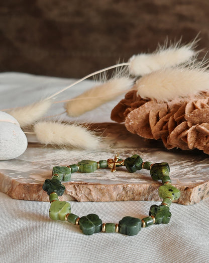 Bracelet jade fleur sur support en roche blanche