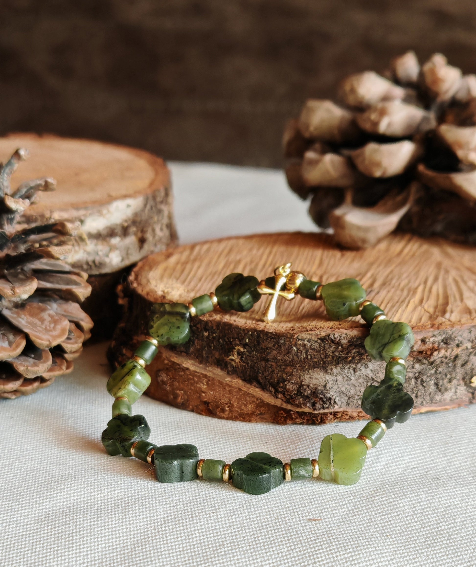 Bracelet jade fleur sur support en bois