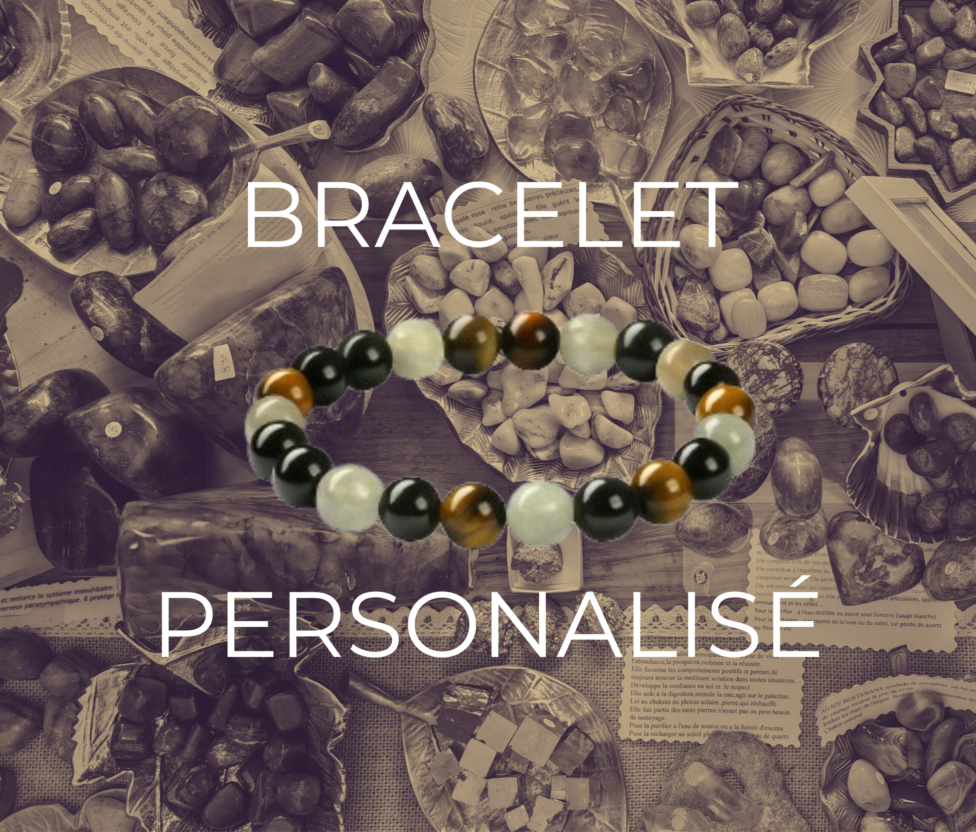 Bracelet en perles naturelles multicolores (noires, blanches et œil-de-tigre) présenté au centre, sur un fond sépia montrant diverses pierres semi-précieuses disposées dans des paniers. Texte “BRACELET PERSONNALISÉ” écrit en blanc autour du bracelet.
