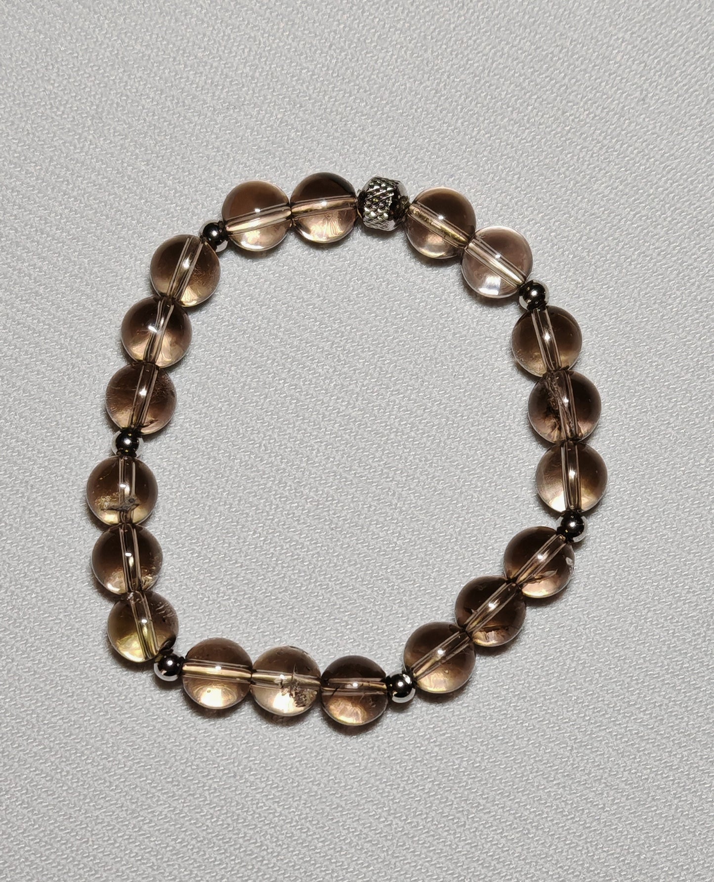 Bracelet quartz fumee gros plan sur fond blanc