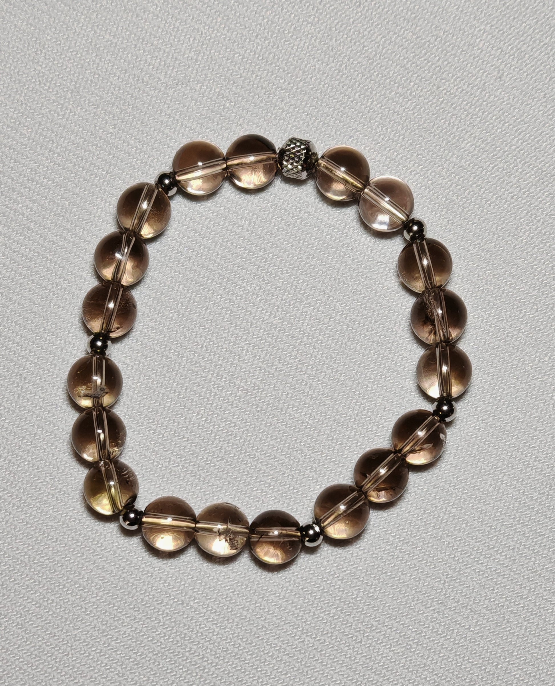 Bracelet quartz fumee gros plan sur fond blanc