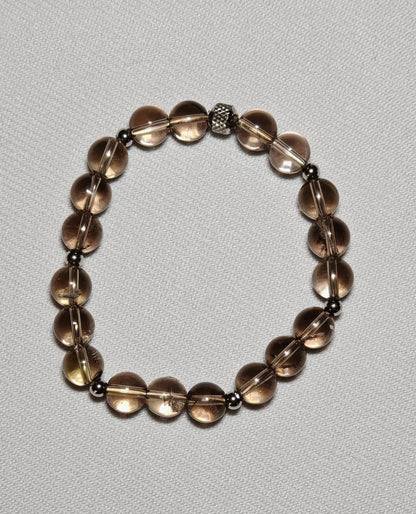 Bracelet quartz fumee gros plan sur fond blanc