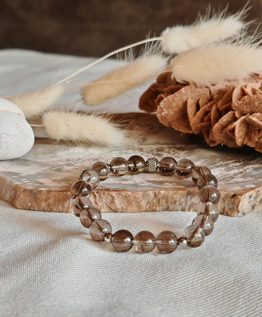 Bracelet quartz fumee sur support en roche blanche