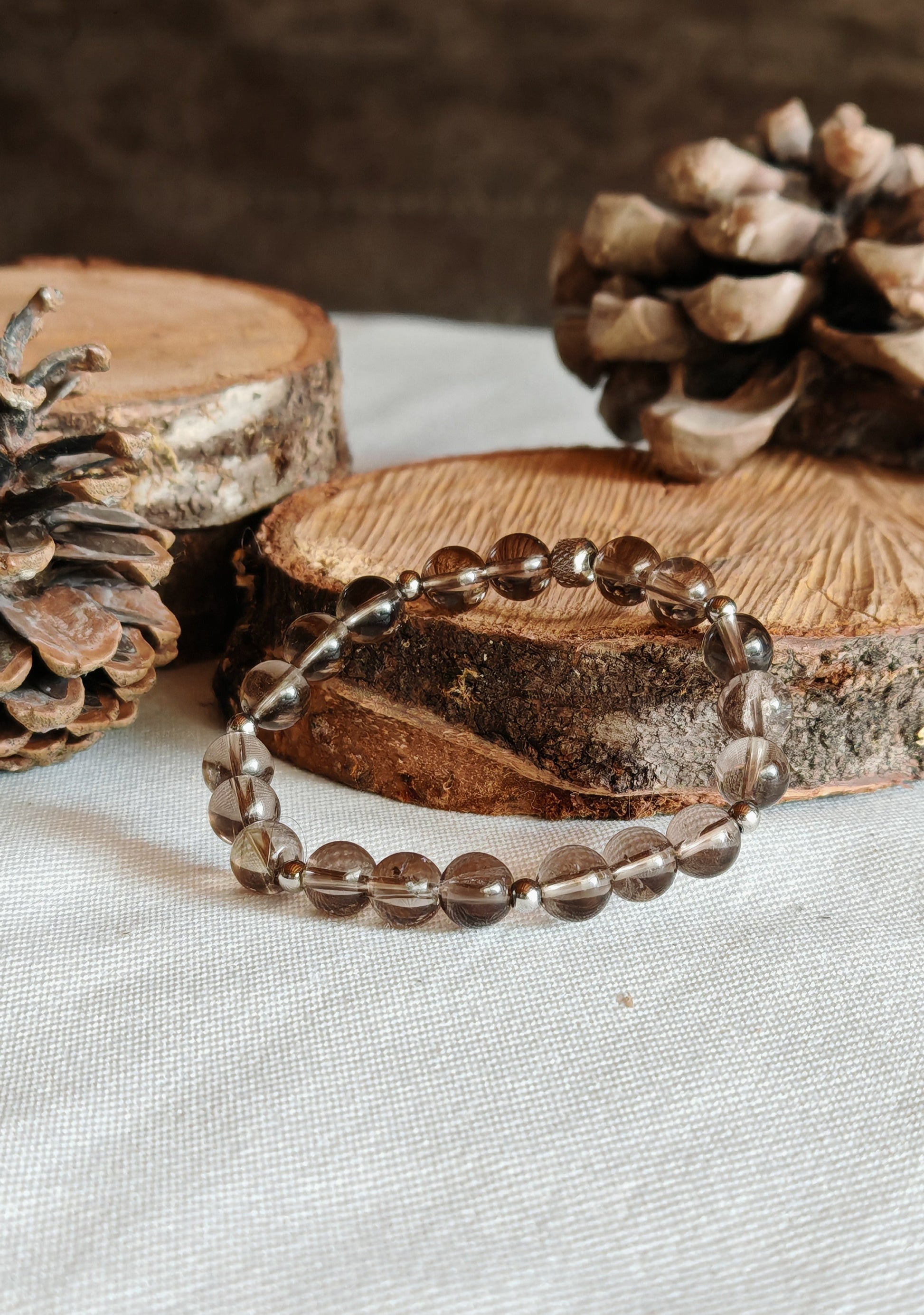 Bracelet quartz fumee sur support en bois