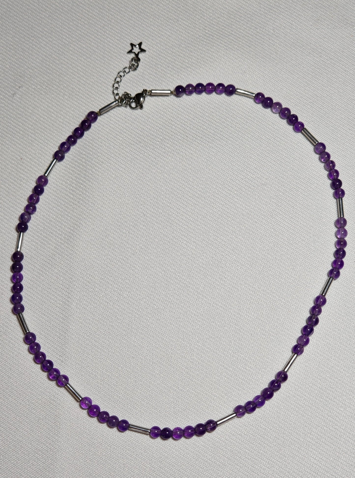 Collier amethyste gros plan sur fond blanc