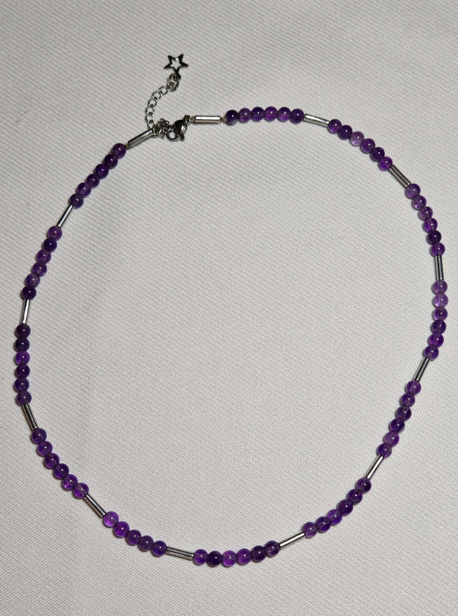 Collier amethyste gros plan sur fond blanc