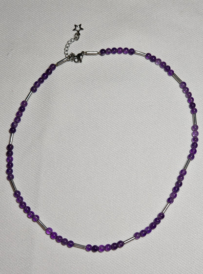Collier amethyste gros plan sur fond blanc