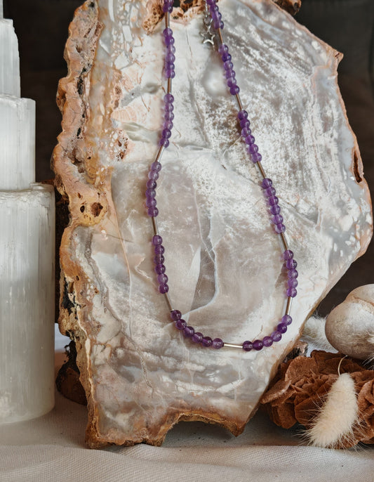 Collier amethyste sur support en roche blanche