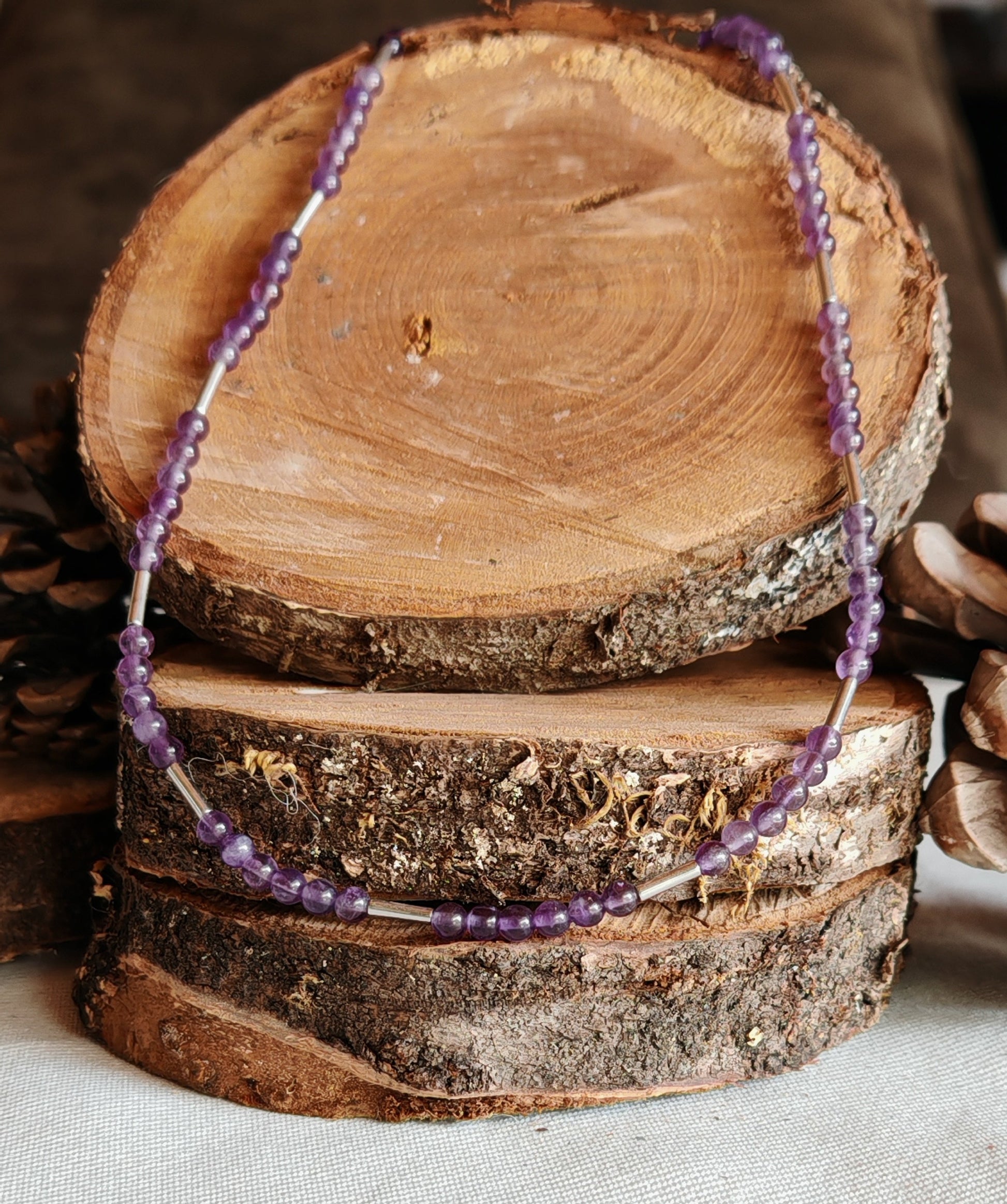 Collier amethyste sur support en bois
