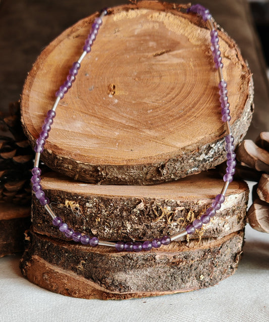 Collier amethyste sur support en bois