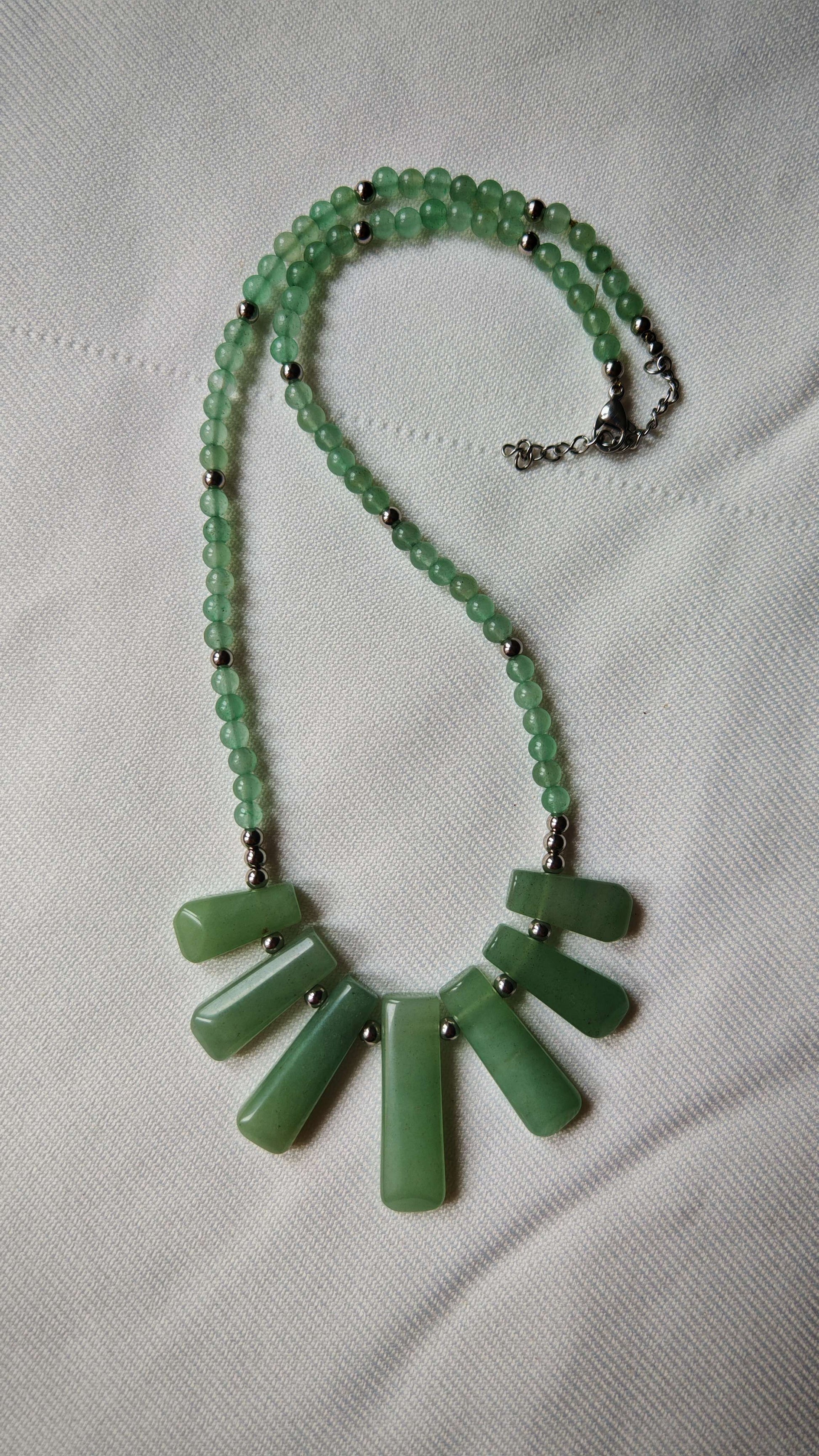 Collier aventurine artemis sur tissus blanc