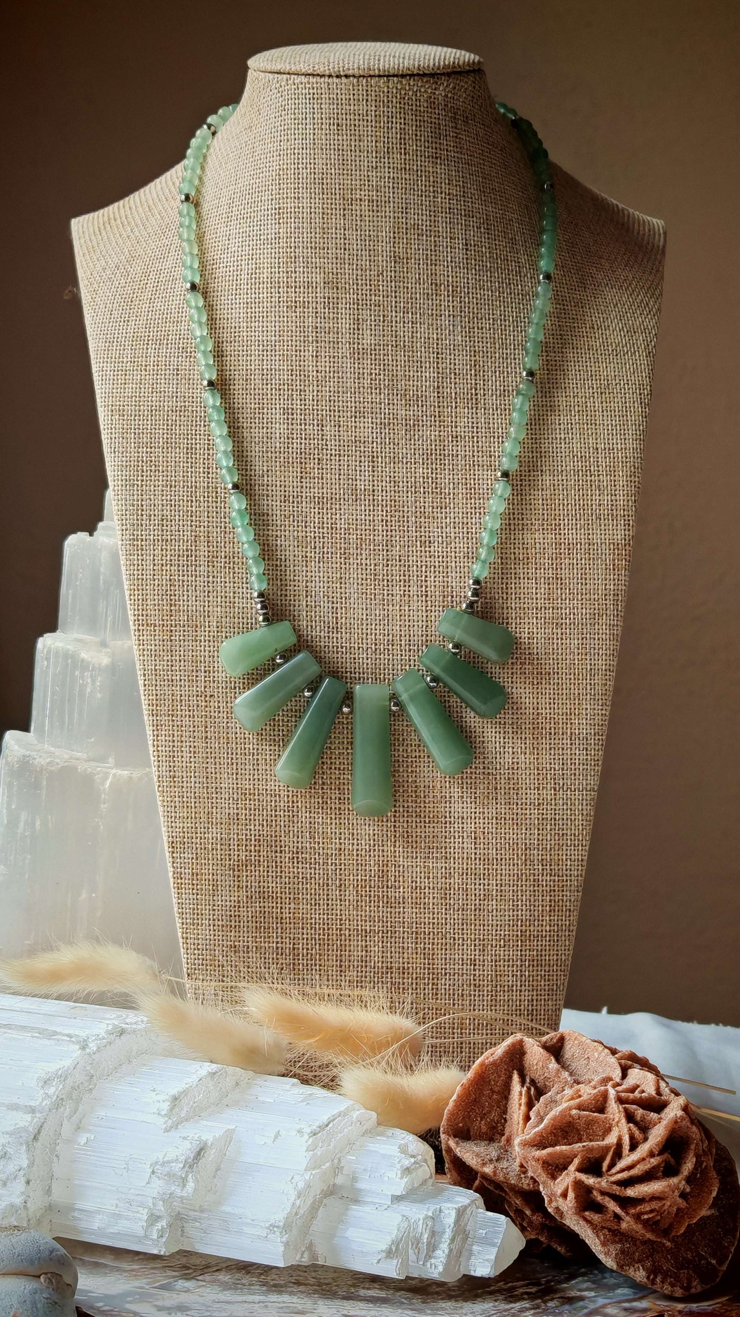 Collier aventurine artemis sur présentoir avec décord en roche