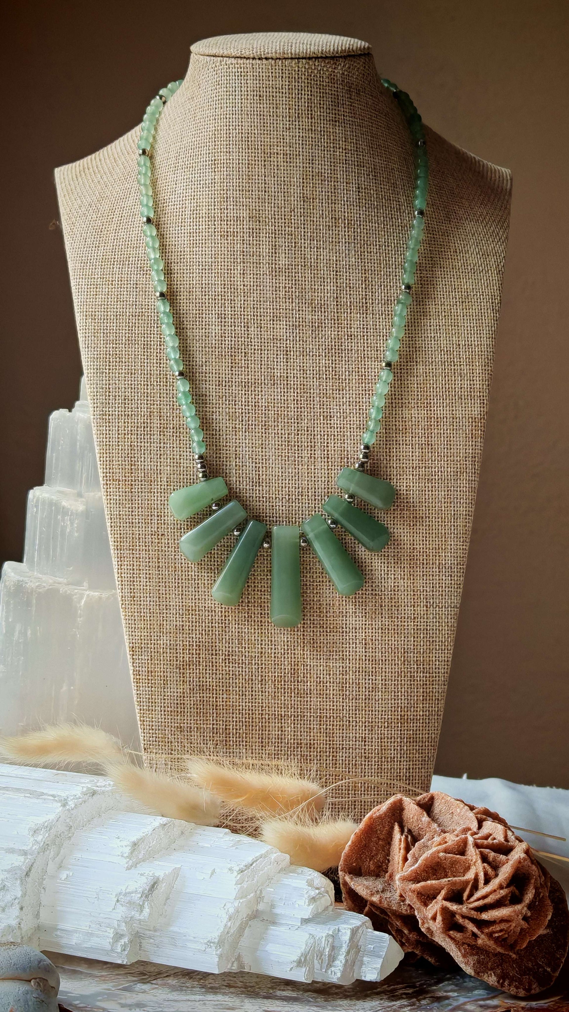 Collier aventurine artemis sur présentoir avec décord en roche