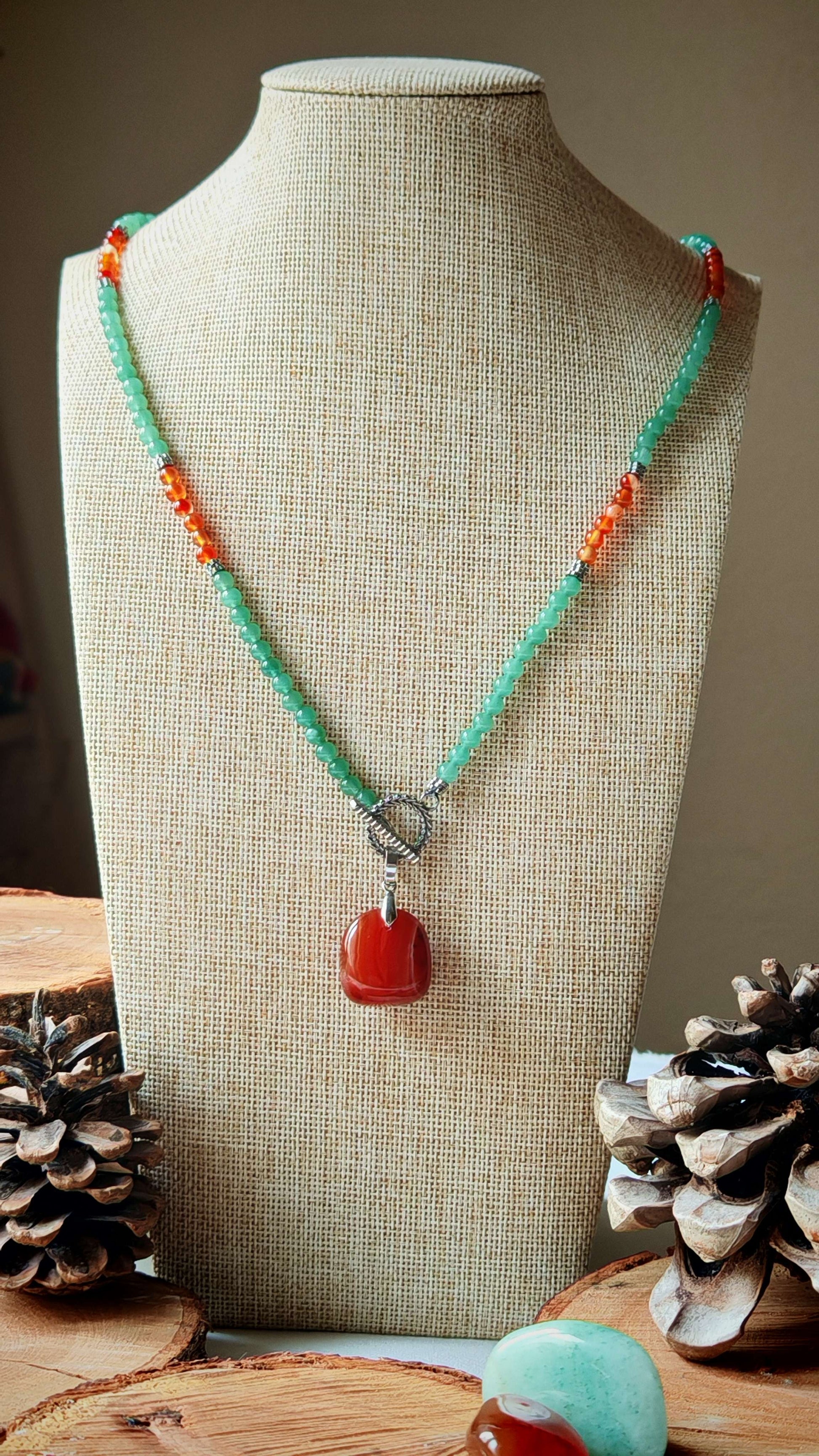 Collier aventurine et cornaline isis sur support avec décord en bois
